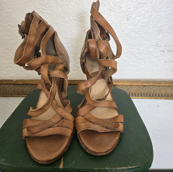 "FRYE" BROWN LEATHER HEELS (8.5) - Picture 2 of 3